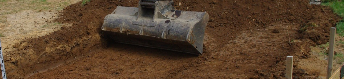 Photo de terrassement du sol avec pelleteuse en action.