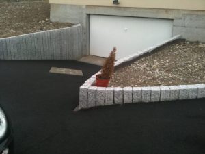 Photo d'une maison où en vois la maçonnerie