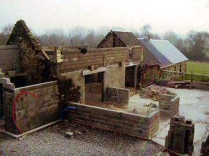 Photo de terrassement du sol avec pelleteuse en action.