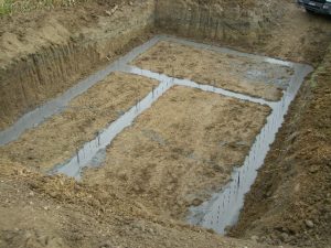 Photo de terrassement du sol avec ajout de béton.