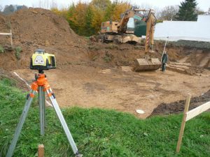 Photo de terrassement du sol avec pelleteuse en action.