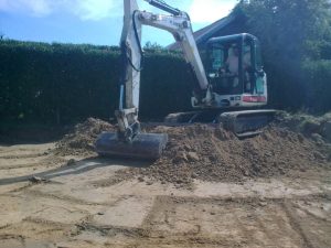 Photo de terrassement du sol avec pelleteuse en action.