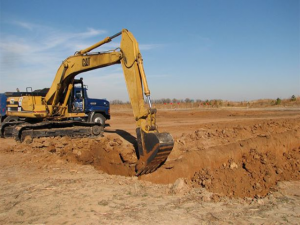 Photo de terrassement du sol avec pelleteuse en action.